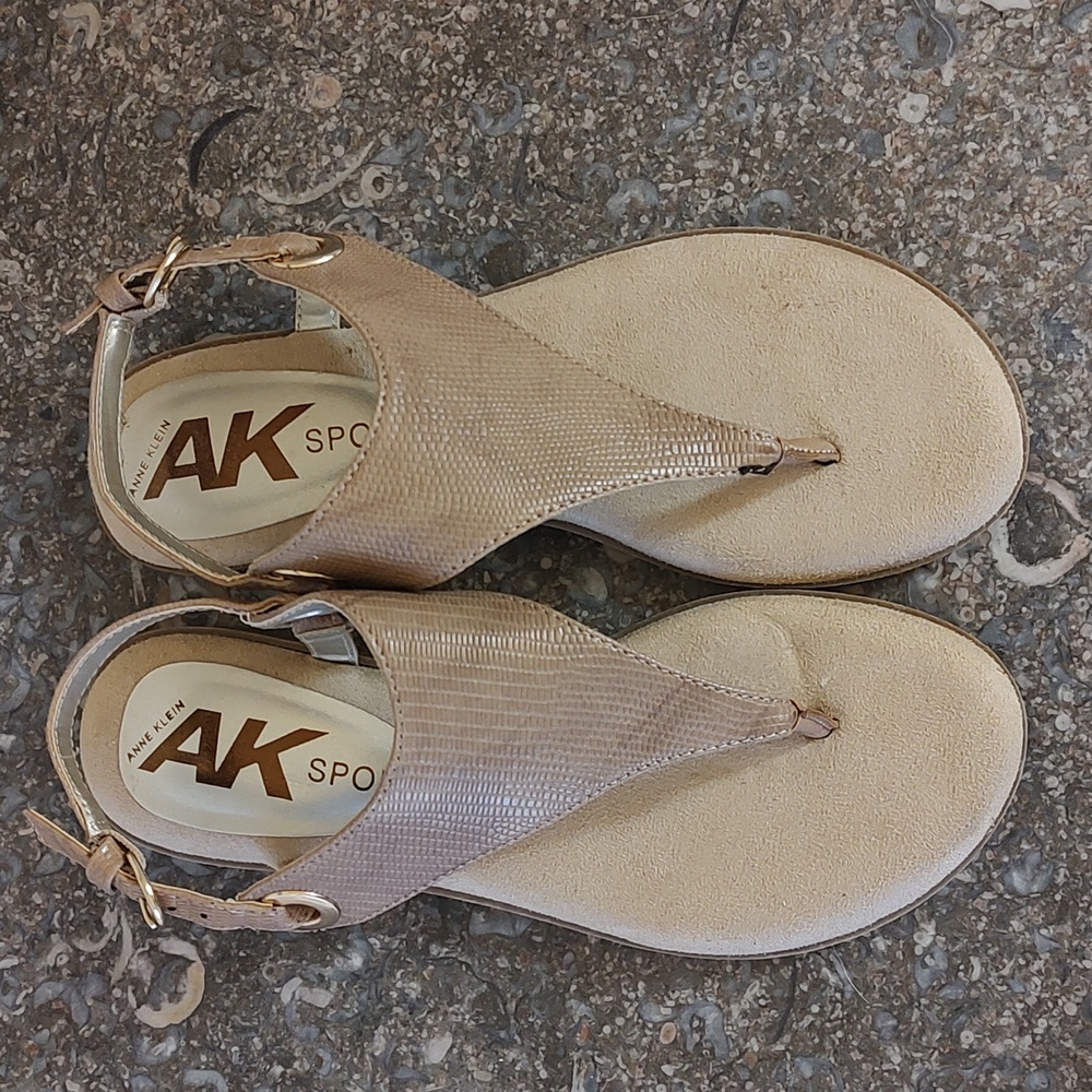 NWOT Anne Klein flat thong sandals in tan size 6